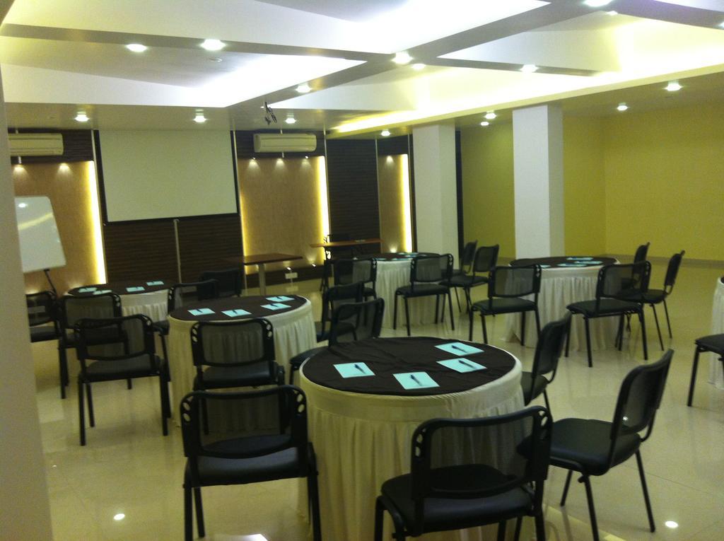 Hotel Pristine Residency Ahmedabad Eksteriør billede