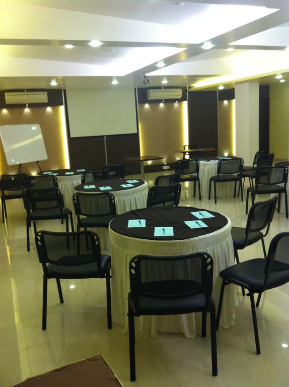 Hotel Pristine Residency Ahmedabad Eksteriør billede