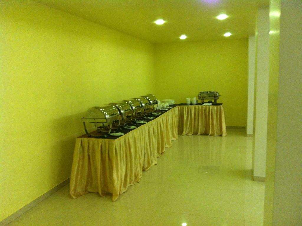 Hotel Pristine Residency Ahmedabad Eksteriør billede