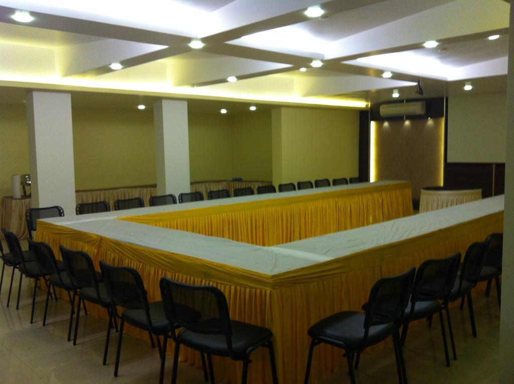 Hotel Pristine Residency Ahmedabad Eksteriør billede