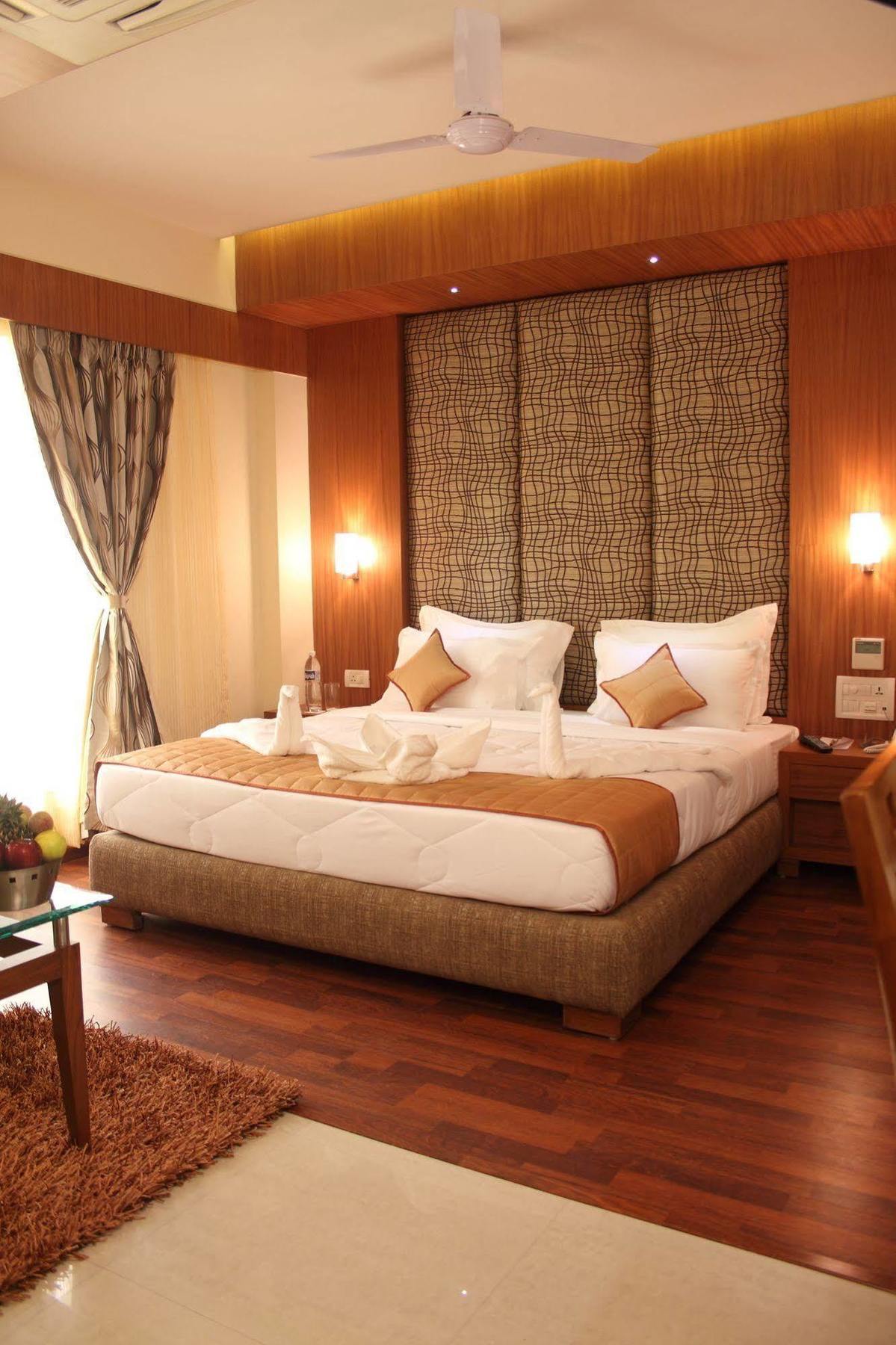 Hotel Pristine Residency Ahmedabad Eksteriør billede