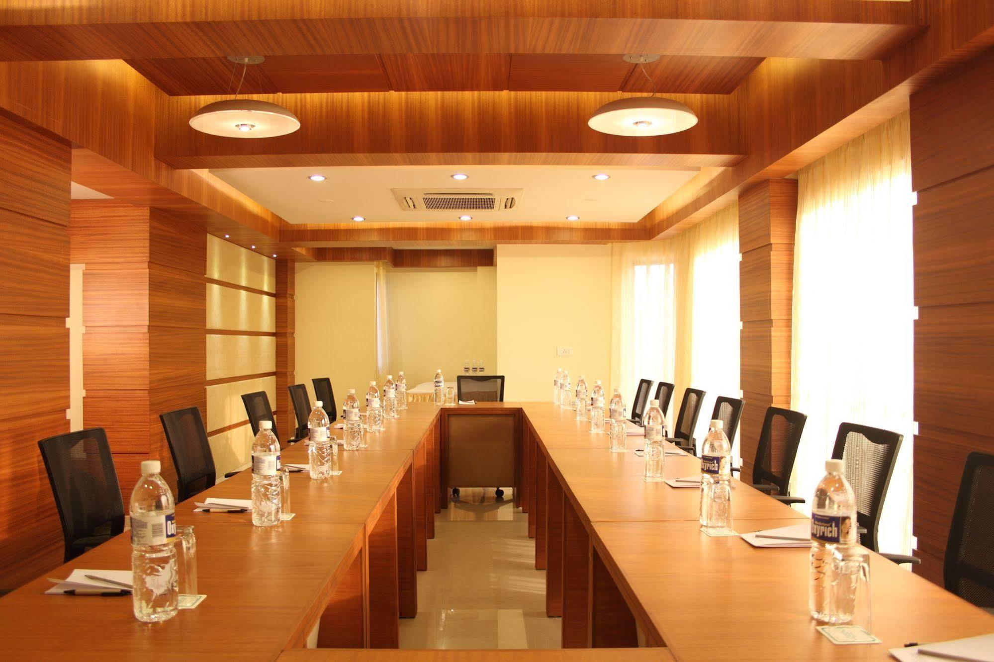 Hotel Pristine Residency Ahmedabad Eksteriør billede