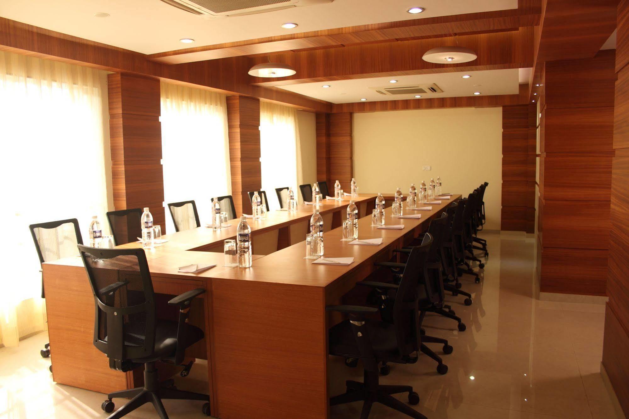 Hotel Pristine Residency Ahmedabad Eksteriør billede