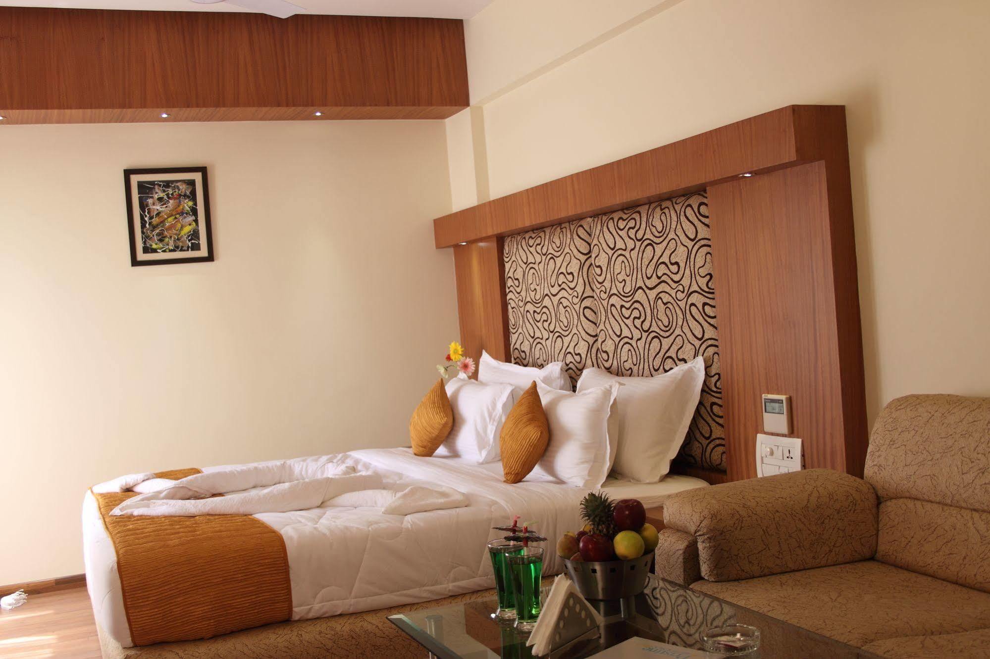 Hotel Pristine Residency Ahmedabad Eksteriør billede