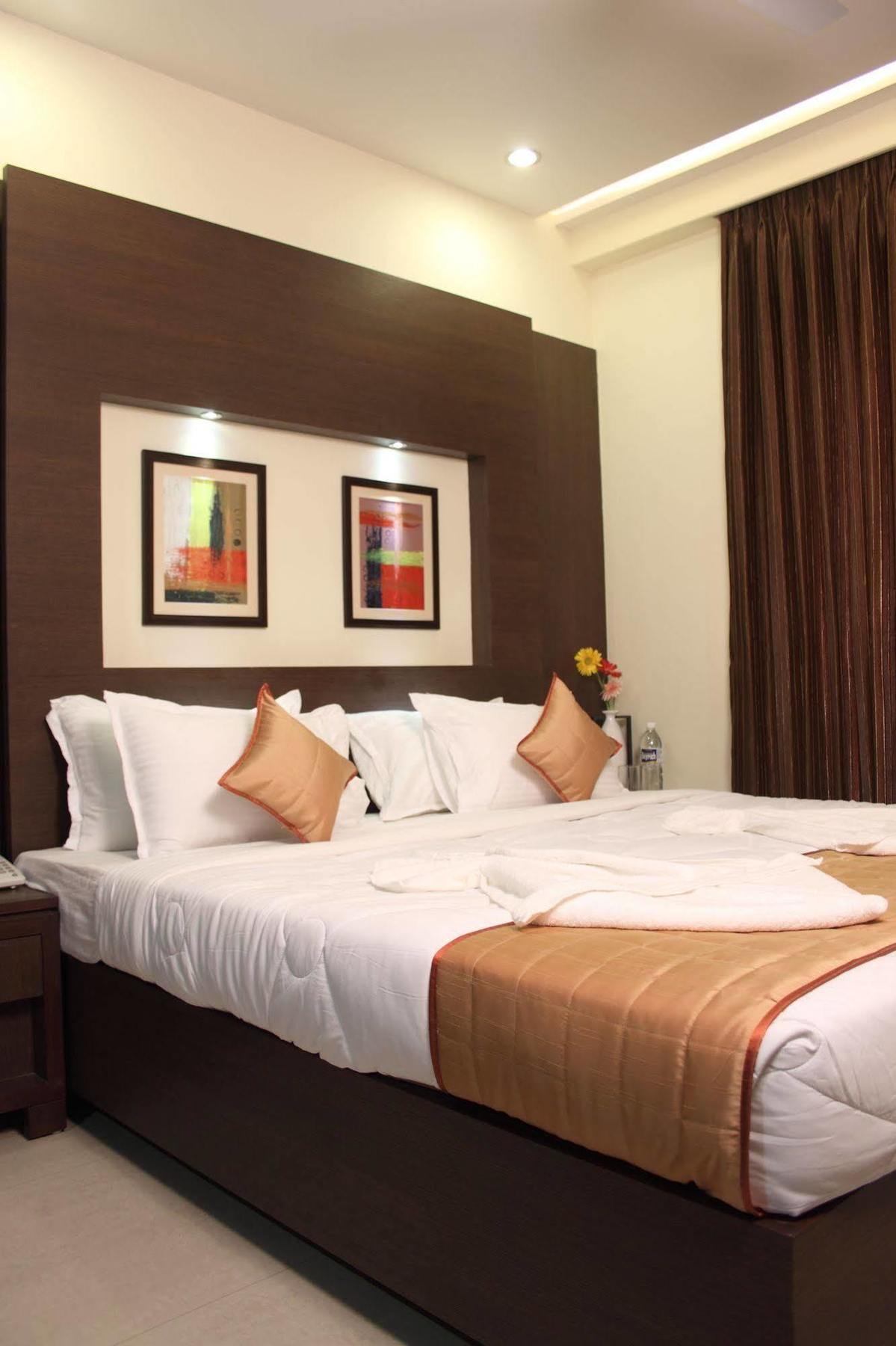Hotel Pristine Residency Ahmedabad Eksteriør billede
