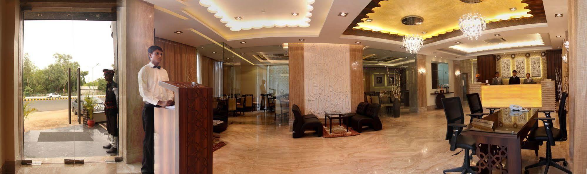 Hotel Pristine Residency Ahmedabad Eksteriør billede